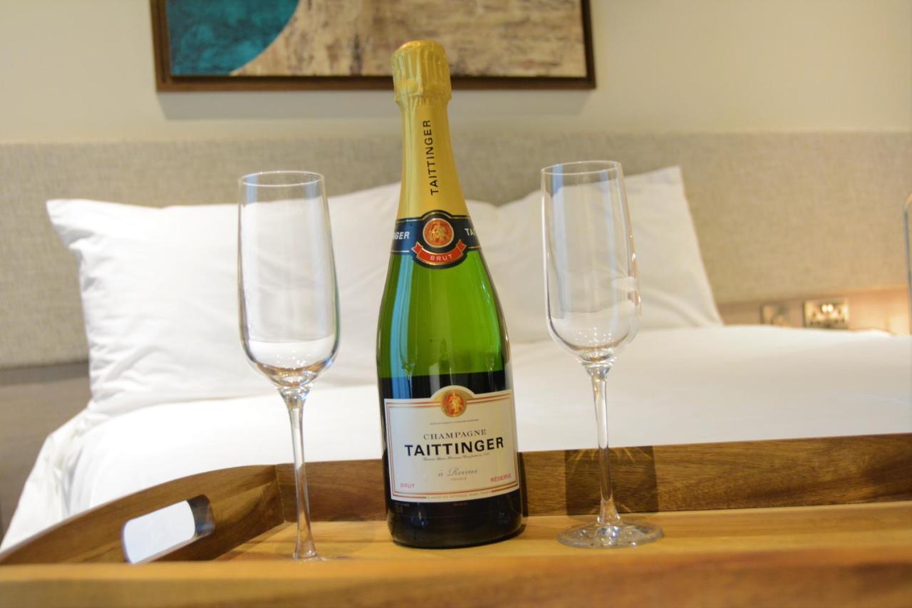 Staybridge Suites London Heathrow - Bath Road, An Ihg Aparthotel Hillingdon Exterior foto